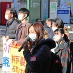 街頭で気候変動問題を訴える今井絵里菜さん（中央）ら＝神戸市灘区永手町４