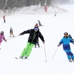 ハチ北高原スキー場で初滑りを楽しむスキーヤーたち。今シーズンは雪の状態がよかったのだが…＝２０２１年１２月１９日、香美町村岡区大笹（撮影・金海隆至）