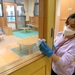 オミクロン株の影響が広がる中、感染対策に追われる保育士＝２５日午後、神戸市内（撮影・秋山亮太）