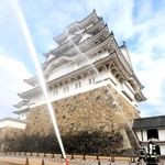 国宝・世界遺産姫路城の大天守に向かって放水する消防隊員＝２６日午前、姫路市本町（撮影・大山伸一郎）