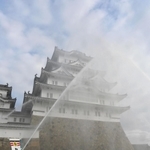 国宝・世界遺産姫路城の大天守に向かって放水する消防隊員＝２６日午前、姫路市本町（撮影・大山伸一郎）
