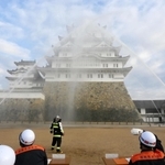 国宝・世界遺産姫路城の大天守に向かって放水する消防隊員＝２６日午前、姫路市本町（撮影・大山伸一郎）