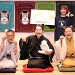 猫の耳を付け、鳴きまねをして寄席をＰＲする（前列左から）桂米紫、月亭遊方、笑福亭右喬。後方はフェリシモ猫部グループの小木のり子さん＝神戸新開地・喜楽館