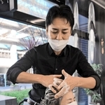 流水を使わない蒸気式のシャンプーで洗髪する美容室ＣＡＲＥの松岡大介さん＝神戸市中央区江戸町