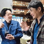 蒸気で洗髪する専用のシャンプー剤を開発した鳴尾化学研究所の中村豊樹社長（右）と研究開発担当の山田優さん＝西宮市浜甲子園２