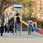 子どもたちに広がる感染。学校園のクラスターも相次いでいる＝２６日午後、神戸市内（撮影・鈴木雅之）