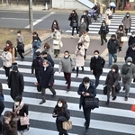 まん延防止等重点措置の期間が始まった神戸市内の通勤風景。マスク姿の人たちが仕事場へ向かった＝２７日午前、神戸市中央区（撮影・秋山亮太）