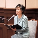 阪神・淡路大震災を題材にした詩を読み上げる俳優の竹下景子さん＝２０２０年１月、神戸市内