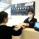 関西空港内に新たに設置したＰＣＲ検査センターの受付（川崎重工業提供）