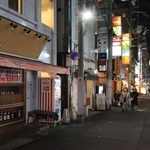 まん延防止等重点措置が適用され、人通りがまばらになった飲食店街＝２７日夜、神戸市中央区中山手通１（撮影・吉田敦史）