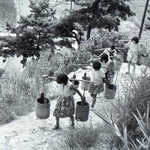 ヒョーゴアーカイブスより「家島の水くみ」（兵庫県提供）