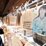 けがを乗り越え、大舞台に臨む羽生結弦選手にエールを送る絵馬＝神戸市東灘区御影郡家２、弓弦羽神社