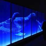 幻想的な青の色彩が目を引く作品＝２８日午後、神戸市東灘区向洋町中２、神戸ファッション美術館（撮影・鈴木雅之）