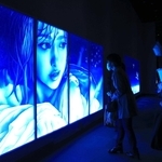 幻想的な青の色彩が目を引く作品＝２８日午後、神戸市東灘区向洋町中２、神戸ファッション美術館（撮影・鈴木雅之）