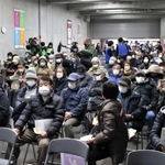 ワクチン接種を終えて経過観察エリアで待つ人々＝２９日午前、神戸市兵庫区御崎町１（撮影・長嶺麻子）