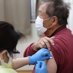 ３回目ワクチンを受ける男性＝２９日午前、神戸市兵庫区御崎町１（撮影・長嶺麻子）