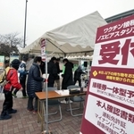 ３回目ワクチン接種の受け付けのために並ぶ高齢者ら＝２９日午前、神戸市兵庫区御崎町１（撮影・長嶺麻子）