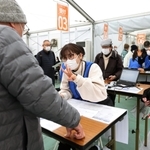 ３回目ワクチン接種の受け付けをする高齢者ら＝２９日午前、神戸市兵庫区御崎町１（撮影・長嶺麻子）