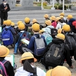 平和学習のために集まった小学生。コロナの感染を防ぐため、集団行動を学ぶ機会が減っている＝加西市内