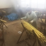 蒸したコウゾの皮をはぎ、川さらしの準備をする人々＝多可町加美区鳥羽