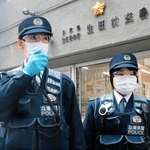 酔客の対応を念頭に、ゴーグルとビニール手袋を常備、着用する「生田前交番」の署員＝神戸市中央区