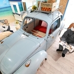 部屋の中央に置かれ、インテリアとなった「ビートル」の車体。間仕切りの役目も果たしているという＝明石市内