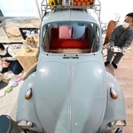 部屋の中央に置かれ、インテリアとなった「ビートル」の車体＝明石市内