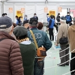 ３回目のワクチン接種に向かう高齢者。感染拡大を止めることができるか＝神戸市兵庫区、ノエビアスタジアム神戸