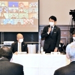 兵庫県内の市町長と意見を交わす斎藤元彦知事＝３１日午前、神戸市中央区、県公館
