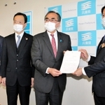 兵庫県議会の行財政運営調査特別委員会の報告書を斎藤元彦知事（右端）に手渡す藤本百男議長（右から２人目）ら＝31日午後、兵庫県庁