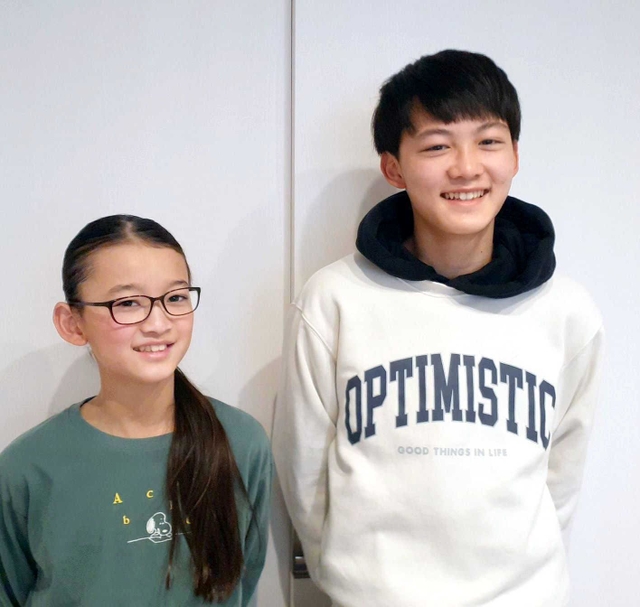 髪を切る前の松下翔紀君（左）と兄の嘉秀さん