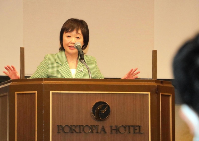 スポーツが持つ力をテーマに講演する増田明美さん＝神戸ポートピアホテル