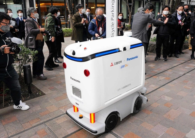 弁当を載せて配送するロボット＝東京都千代田区