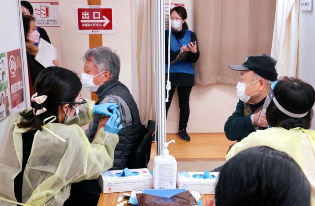 ３回目となる新型コロナのワクチン接種をする人たち＝１月２９日、神戸市兵庫区御崎町１、ノエビアスタジアム神戸
