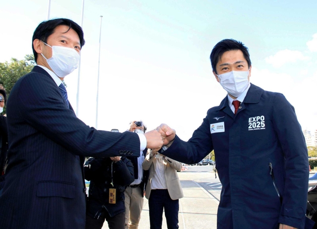 関西の成長戦略で連携を確認する兵庫県の斎藤元彦知事（左）と大阪府の吉村洋文知事＝昨年１２月、西宮市の新西宮ヨットハーバー