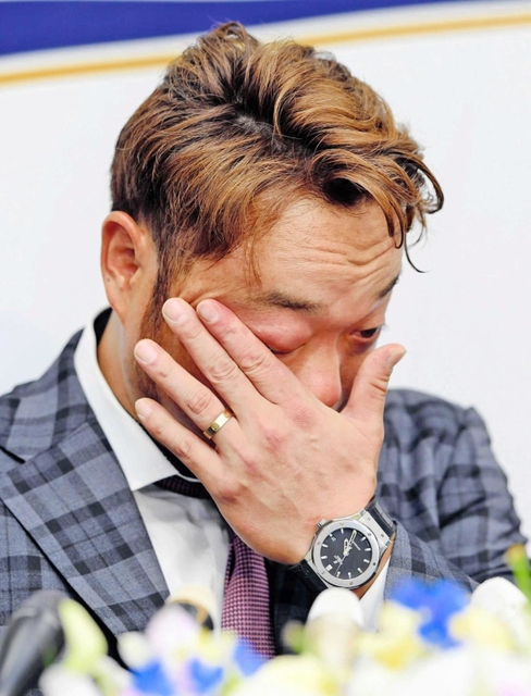 引退会見で涙ぐむオリックス・小谷野栄一選手＝京セラドーム大阪（２０１８年９月）