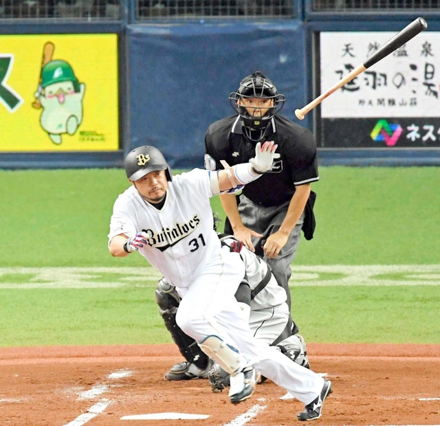 先制適時打を放つオリックス・小谷野栄一選手＝京セラドーム大阪（２０１７年６月）