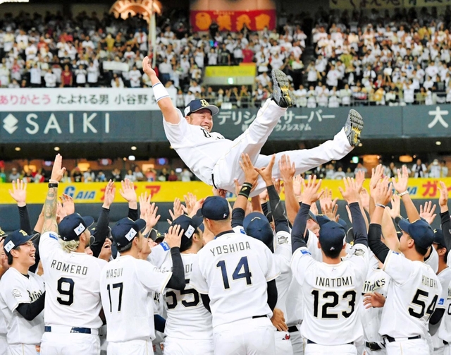 ナインから胴上げされるオリックス・小谷野栄一選手＝京セラドーム大阪（２０１８年１０月）