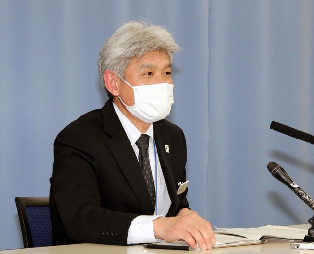 兵庫県が４日から「疑似症患者」（みなし陽性）を認めると発表した県感染症対策課の西下重樹課長＝４日午後、兵庫県庁