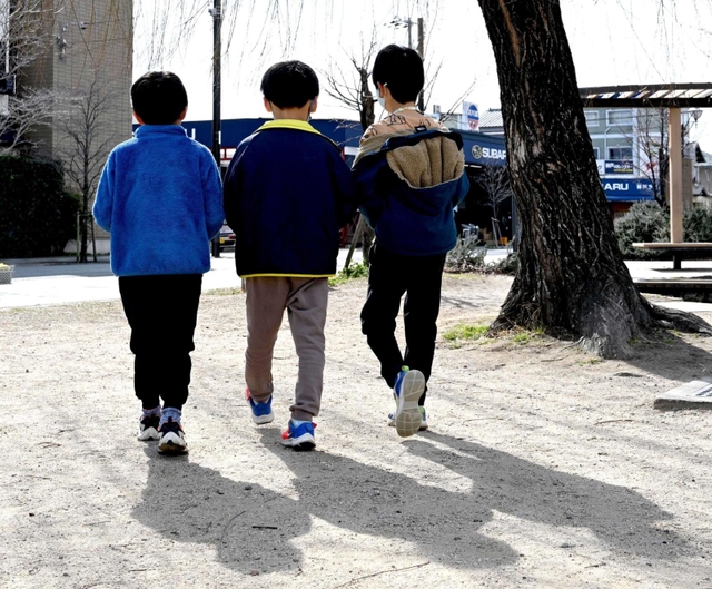 休日に友人と公園で過ごす小学生＝神戸市灘区（撮影・坂井萌香）