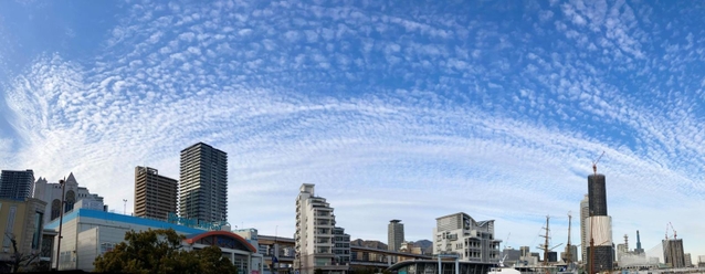 うろこ状の雲が広がった神戸市内の空＝９日午後４時２分、神戸市中央区