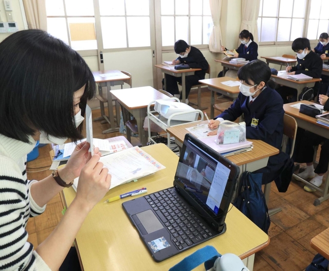 自宅で学習する児童に、授業の様子をライブ配信しながら進められる授業＝川西市久代３、川西南中学校（撮影・吉田敦史）