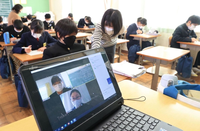 感染不安などで登校できない生徒向けにビデオ会議システムを使いながら授業を進める学級＝川西市久代３、川西南中学校（撮影・吉田敦史）