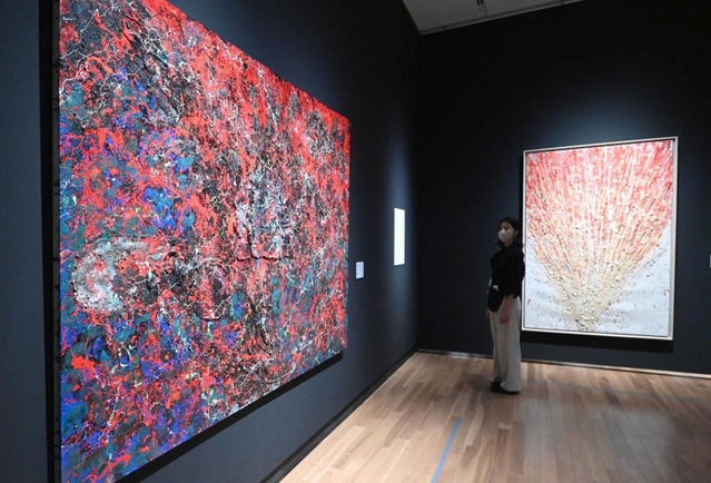 黒い壁が今井俊満の絵画を引き立てている＝大阪市北区中之島４、大阪中之島美術館（撮影・坂井萌香）