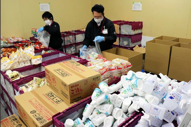 自宅療養者向けの支援セットを箱詰めにする事業者＝神戸市内