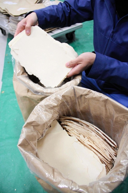 日本酒のもろみを搾って酒と分離された酒かす＝兵庫県香美町香住区小原、香住鶴