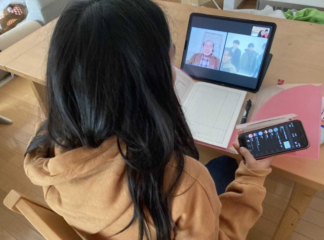 画面に向き合う小学生（山田教授提供）
