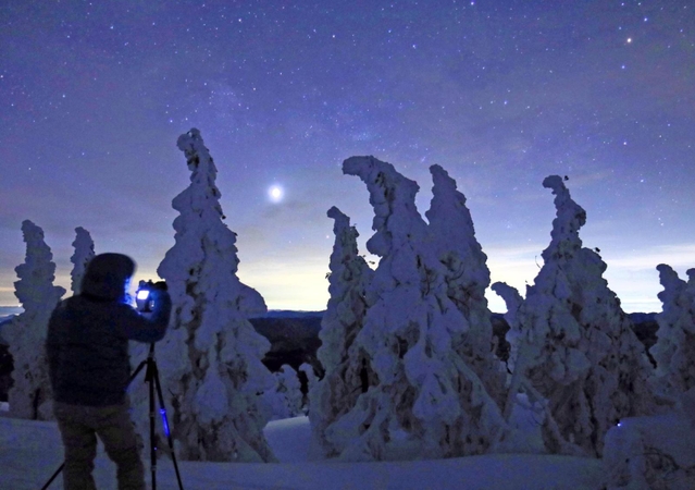 夜明け前の空に、天の川と金星が輝く。氷ノ山山頂付近にモンスターが現れた＝１２日午前５時４０分、養父市（長時間露光で撮影）