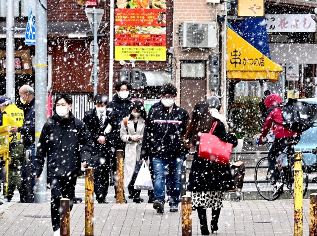 朝から冷え込み、雪が降った神戸の市街地＝１６日午前１０時３５分、神戸市中央区（撮影・秋山亮太）