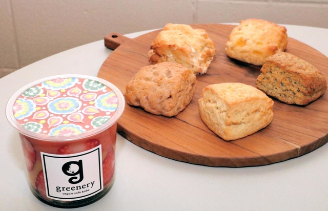 「グリナリー」のスムージーとスコーン＝神戸市中央区海岸通４